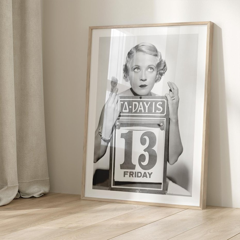 Plakat w ramie 40x50 - Czy to Pech - retro zdjęcie, czarno białe - rama drewno