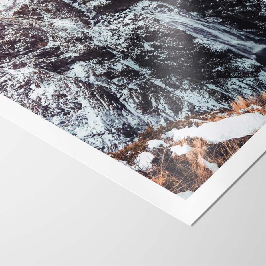 Plakat bez ramy 50x70 - Góry w Białym Uroku: Zimowa Sceneria - górski krajobraz, zima