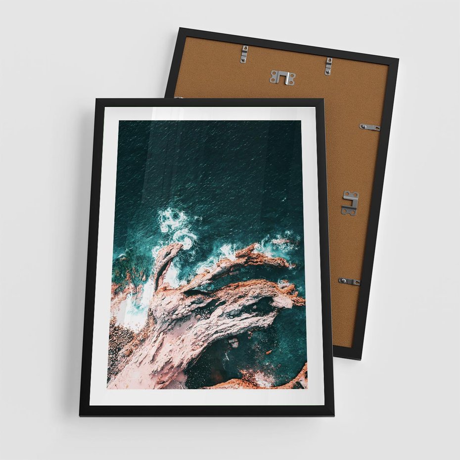 Plakat w ramie 50x70 - Fale i Skały w Spokoju i Burzy - morze, fale rozbijają się o skały - rama czarna