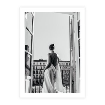 Plakat bez ramy 21x30 - Poranki w Paryżu - czarno białe zdjęcie, kobieta w prześcieradle na balkonie