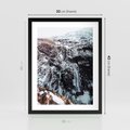 Plakat w ramie 30x40 - Góry w Białym Uroku: Zimowa Sceneria - górski krajobraz, zima - rama czarna