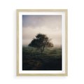 Plakat w ramie 50x70 - Zamglona Prostota - artystyczna fotografia, samotne drzewo na zamglonej łące - rama drewno