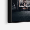 Obraz w ramie 70x100 - Światło Portowe - czarno białe zdjecie, uliczka w nadmorskim mieście - rama czarna