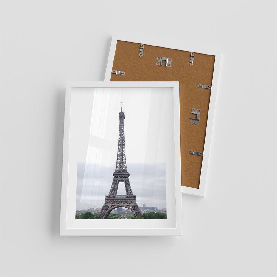 Plakat w ramie 30x40 - Eiffla w mglistym świetle - Eiffla, Paryż - rama biała