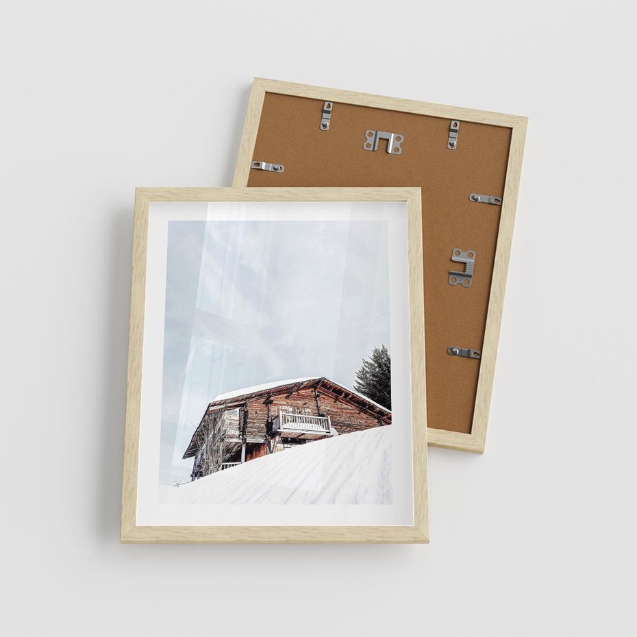 Plakat w ramie 40x50 - Spokój Górskiej Zimy - chatka w górach, domek górski - rama drewno