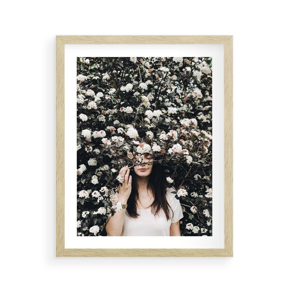 Plakat w ramie 40x50 - Kobieta w Krzewie Kwiatów - krzak z kwiatami, schowana za nim kobieta - rama drewno