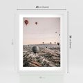 Plakat w ramie 40x50 - Wolność w Powietrzu - balony latające nas pustynnym krajbrazem, balony do latania - rama biała