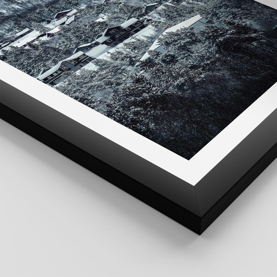 Plakat w ramie 50x70 - Domki w Chmurach - górski zimowy krajobraz, dommki na wzgórzach - rama czarna