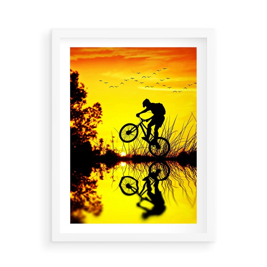 Plakat w ramie 50x70 - Rower przy zachodzie słońca - rower, zachód - rama biała