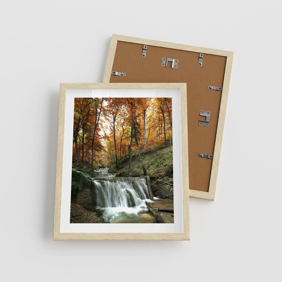 Plakat w ramie 40x50 - Jesienny wodospad w lesie - wodospad, las - rama drewno