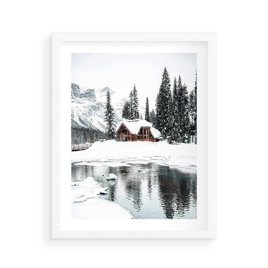 Plakat w ramie 40x50 - Urok Zimowego Krajobrazu - domek w górach, zima - rama biała