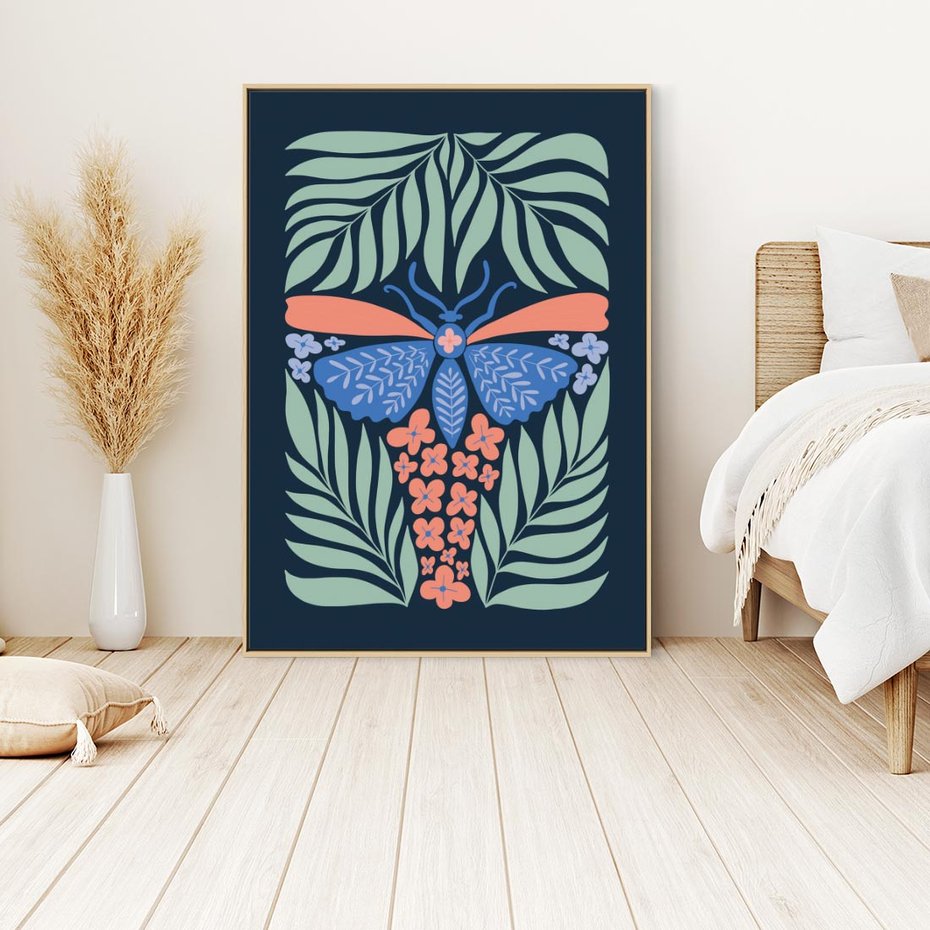 Obraz w ramie 80x120 - Granatowa Noc - granatowe tło, abstrajcyjna ćma - rama drewno