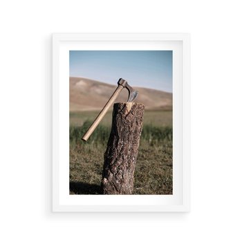Plakat w ramie 40x50 - Rustykalna Praktyczność: Fotografia Siekiery - rustykalna fotografia, siekiera wbita w pieniek - rama biała