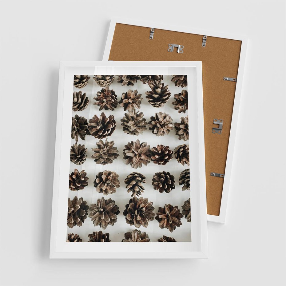 Plakat w ramie 50x70 - Jesienna Tekstura - kompozycja z suchych szyszek, jesienne szyszki - rama biała