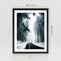 Plakat w ramie 40x50 - Droga przez Zimowy Las - drzewa, śnieg - rama czarna