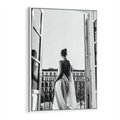 Obraz w ramie 70x100 - Poranki w Paryżu - czarno białe zdjęcie, kobieta w prześcieradle na balkonie - rama biała