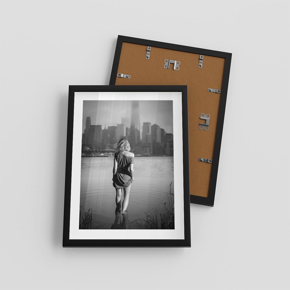 Plakat w ramie 30x40 - Kapiel w Mieście - czarno białe zdjęcie, kobieta wchodzi do wody - rama czarna