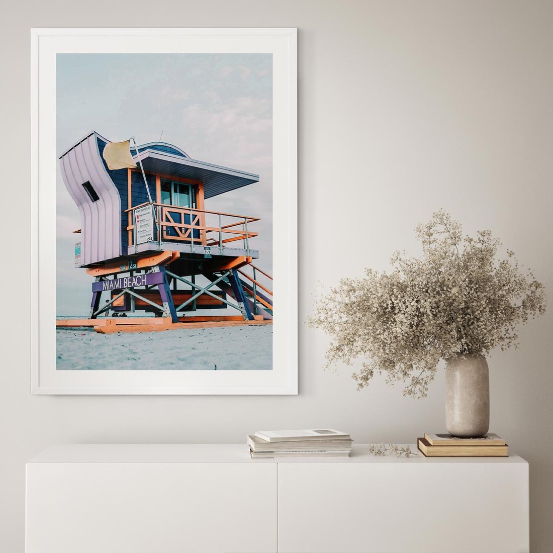 Plakat bez ramy 21x30 - Plażowa Kolorystyka: Budka Ratownika w Pastelach - pastelowa budka ratownika, plaża Miami