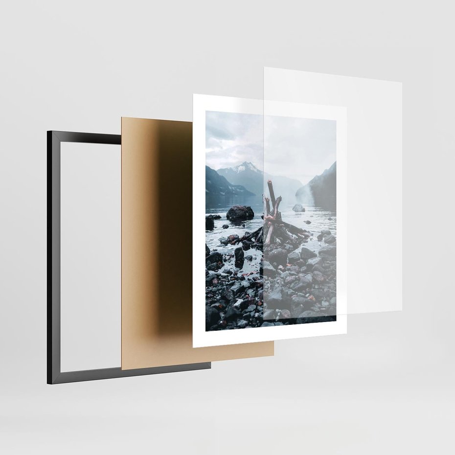 Plakat w ramie 40x50 - To ujęcie jeziora w górach z zgaszonym ogniskiem nad brzegiem, tworząc atmosferę spokoju i refleksji w otoczeniu przyrody. - jezioro w górach, zgaszone ognisko - rama czarna