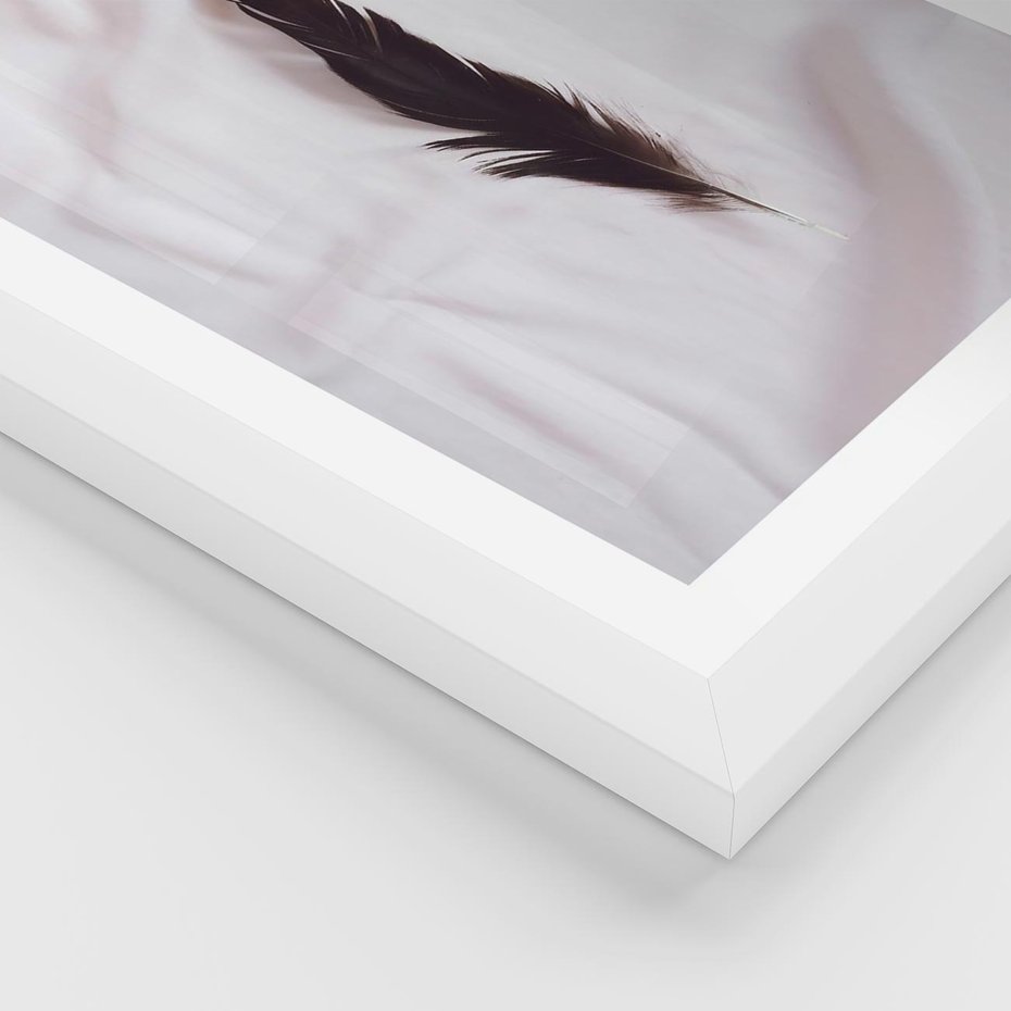 Plakat w ramie 50x70 - Prosta Elegancja - czarne pióro na białej pościeli, minimalizm - rama biała