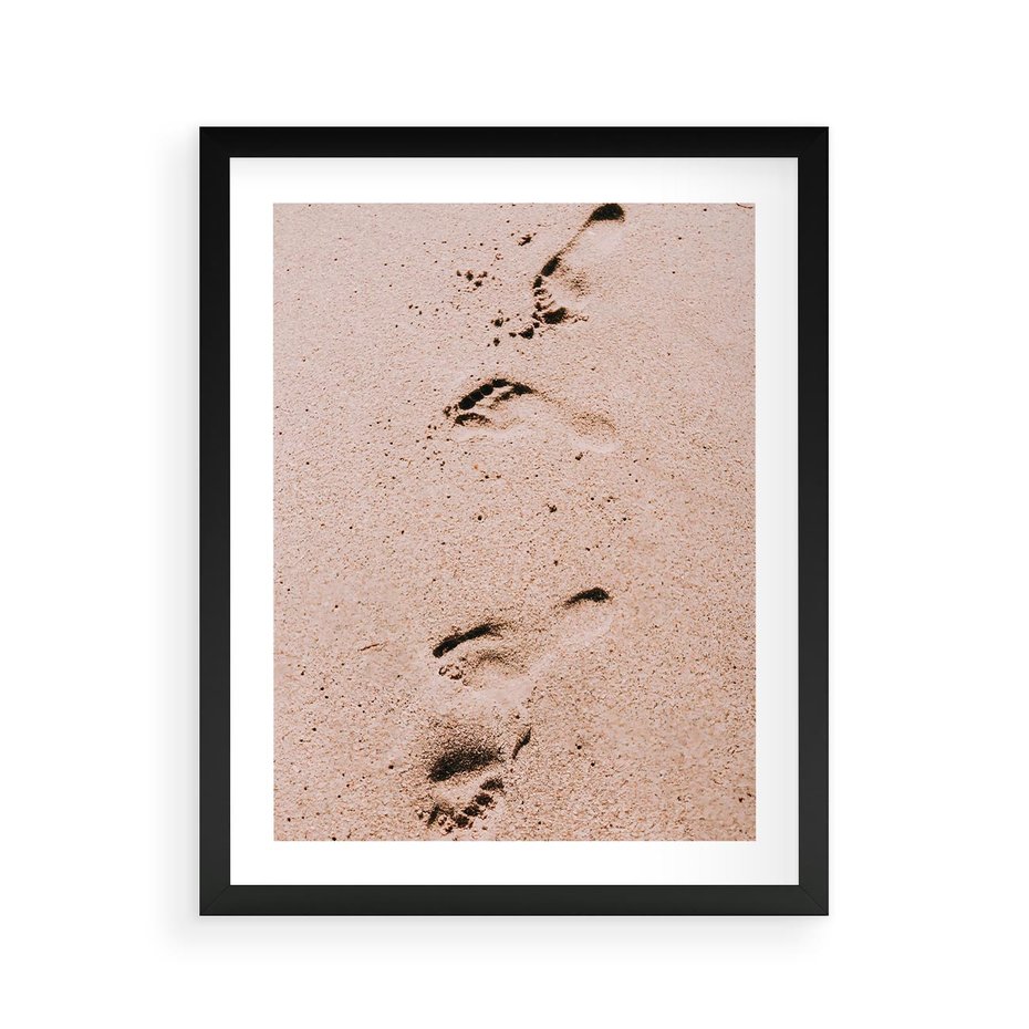 Plakat w ramie 40x50 - Ślady na Piasku - piasek, plaża - rama czarna