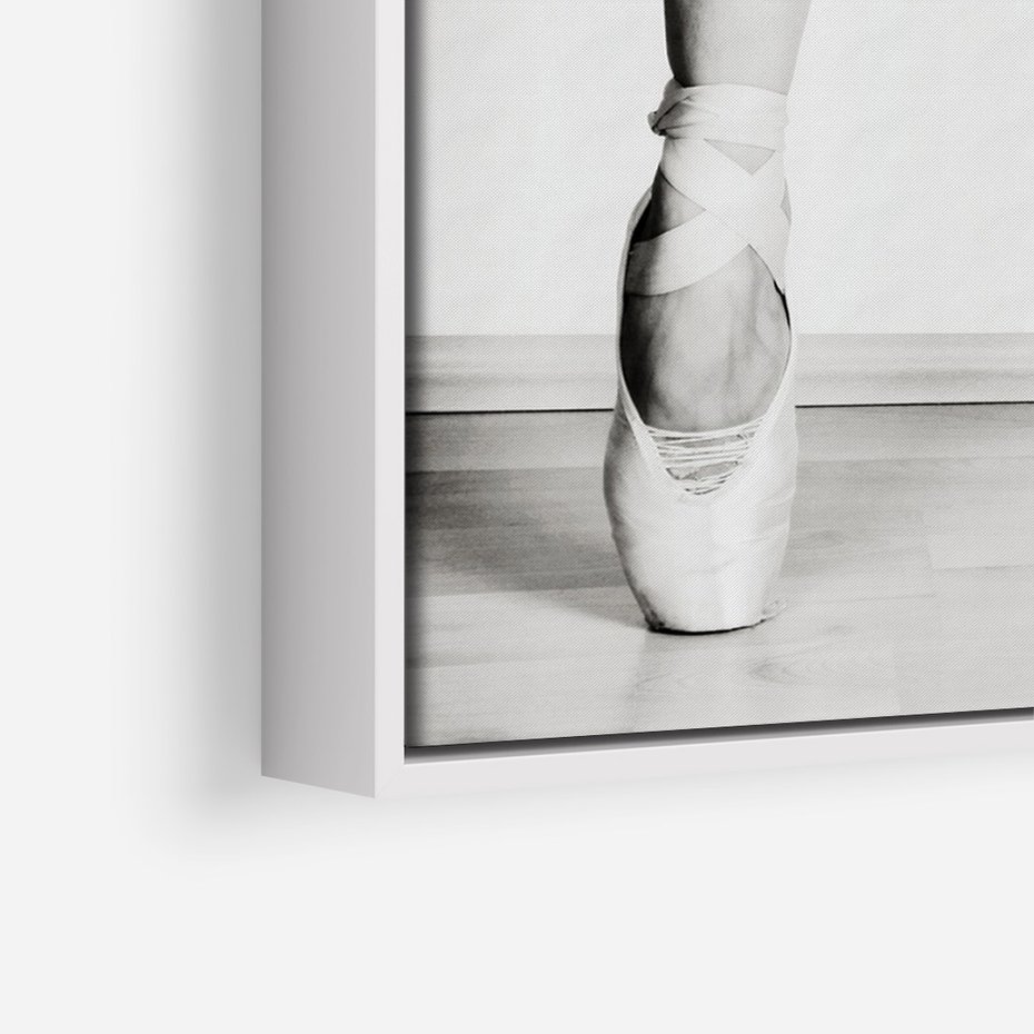Obraz w ramie 50x70 - Tańcząca Delikatność - artystyczne zdjęcie, odcienie szarości - rama biała