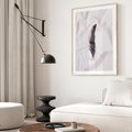 Plakat w ramie 50x70 - Prosta Elegancja - czarne pióro na białej pościeli, minimalizm - rama drewno