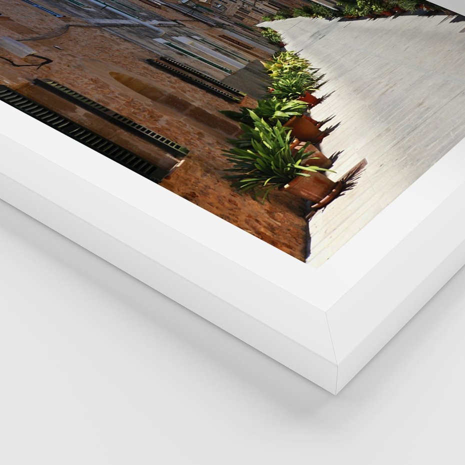 Plakat w ramie 40x50 - Urok uliczki: perspektywa miasta - uliczka, perspektywa - rama biała