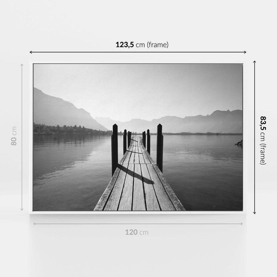 Obraz w ramie 120x80 - Spokojna Przystań - czarno biała fotografia, drewniany pomost na jeziorze - rama biała