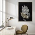 Obraz w ramie 50x70 - Nocne Uniesienia - abstrakcyjny kwiat, mroczna atmosfera - rama drewno