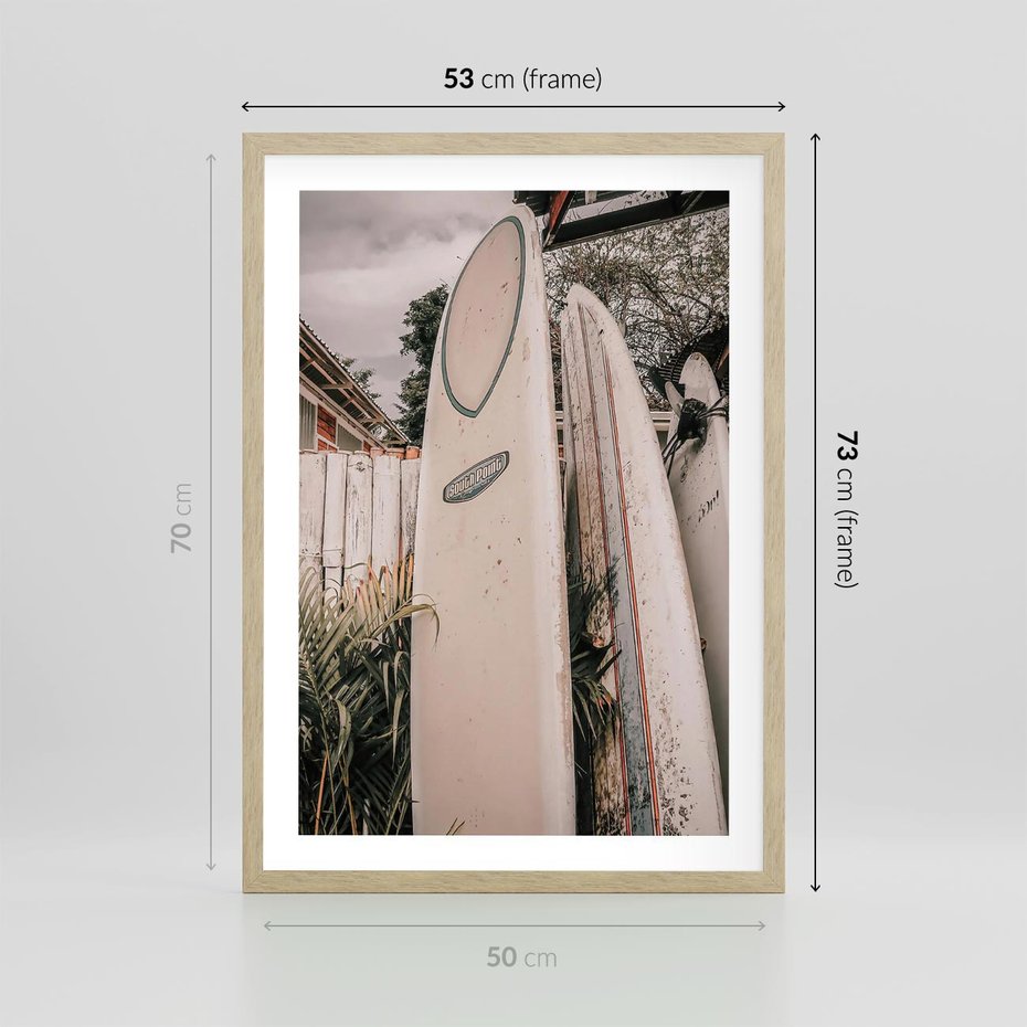 Plakat w ramie 50x70 - Deski Surfingowe czekają na Fale - deski surfingowe, stoją pod płotem - rama drewno