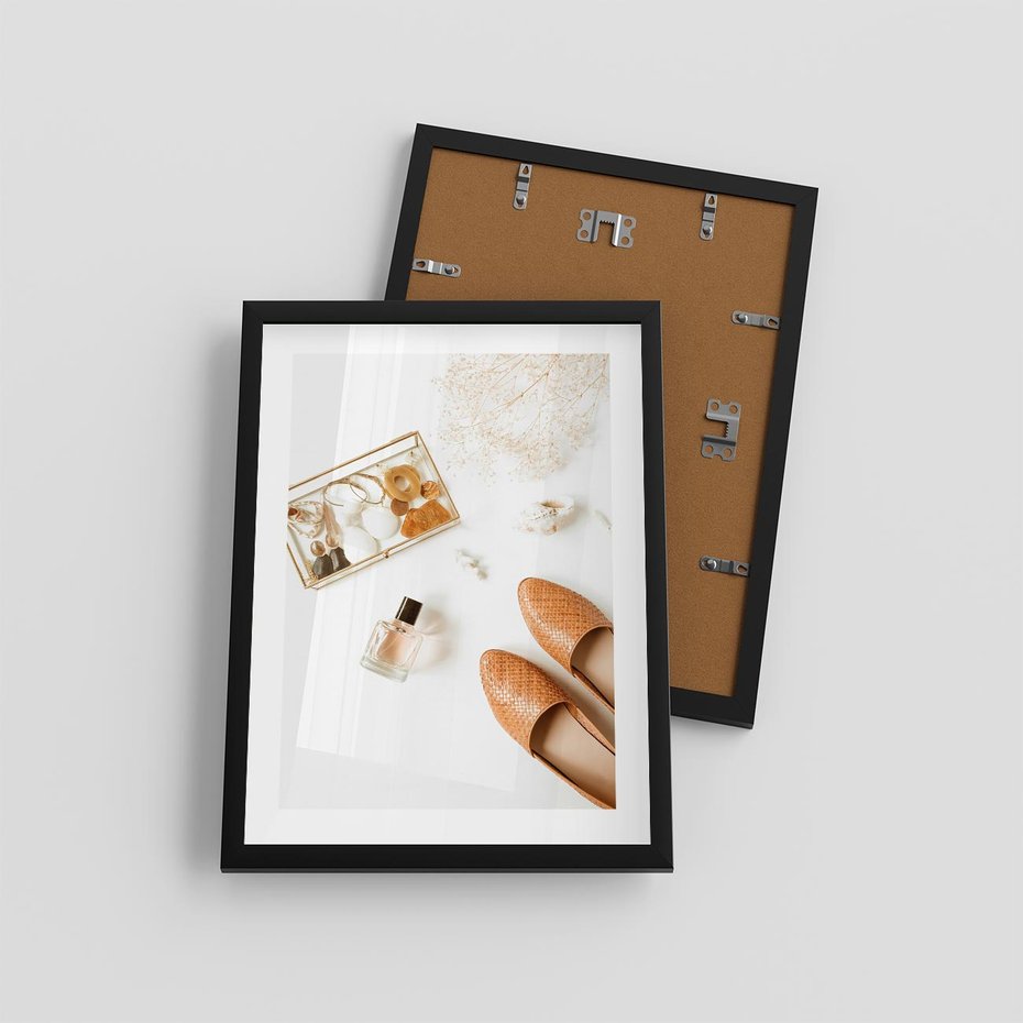 Plakat w ramie 30x40 - Elegancja w Szafie - modowa fotografia, buty - rama czarna