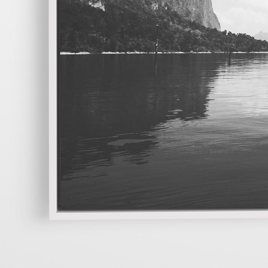 Obraz w ramie 70x50 - Beztroska Chwila - czarno biała fotografia, mężczyzna wesoło wskakuje do keziora w górach - rama biała