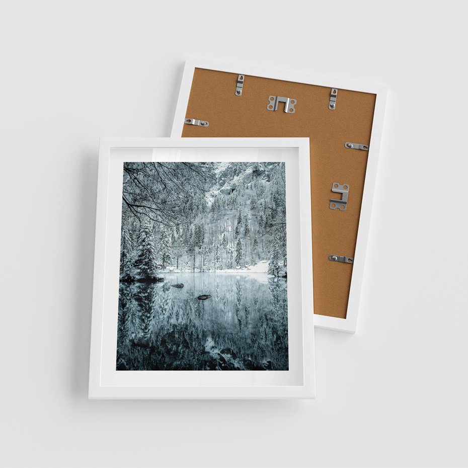Plakat w ramie 40x50 - Zimowy Raj - zimowy górski krajobraz, jezioro w górach - rama biała