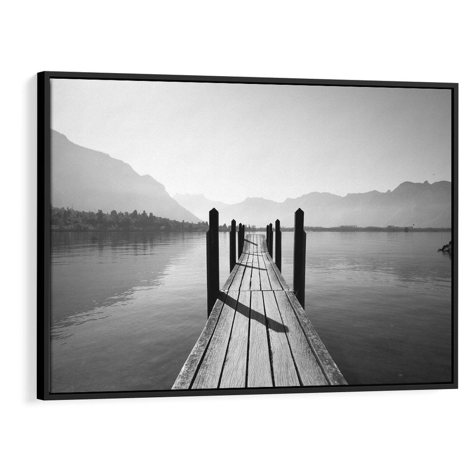 Obraz w ramie 100x70 - Spokojna Przystań - czarno biała fotografia, drewniany pomost na jeziorze - rama czarna