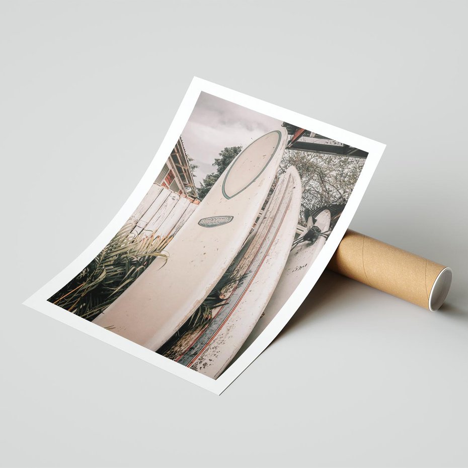 Plakat bez ramy 50x70 - Deski Surfingowe czekają na Fale - deski surfingowe, stoją pod płotem