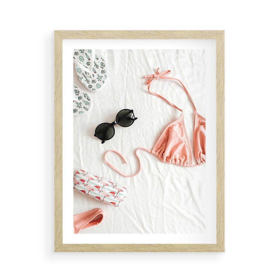 Plakat w ramie 50x70 - Letnia Elegancja na Plaży - kompozycja, elementy stroju na plażę - rama drewno