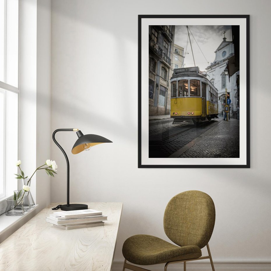 Plakat w ramie 30x40 - Urok tramwajów Lizbony - tramwaj, Lizbona - rama czarna