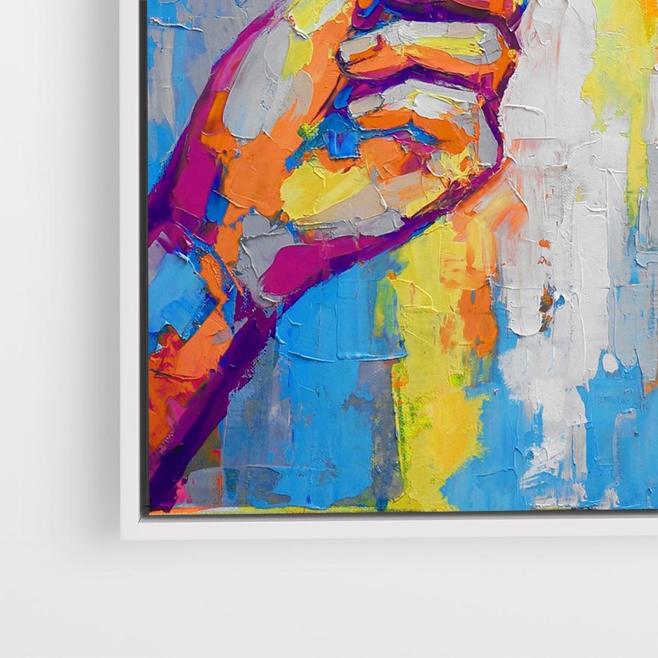 Obraz w ramie 50x50 - Refrakcje wewnętrznego światła - abstrakcyjne dzieło, dłoń trzyma żarówkę - rama biała