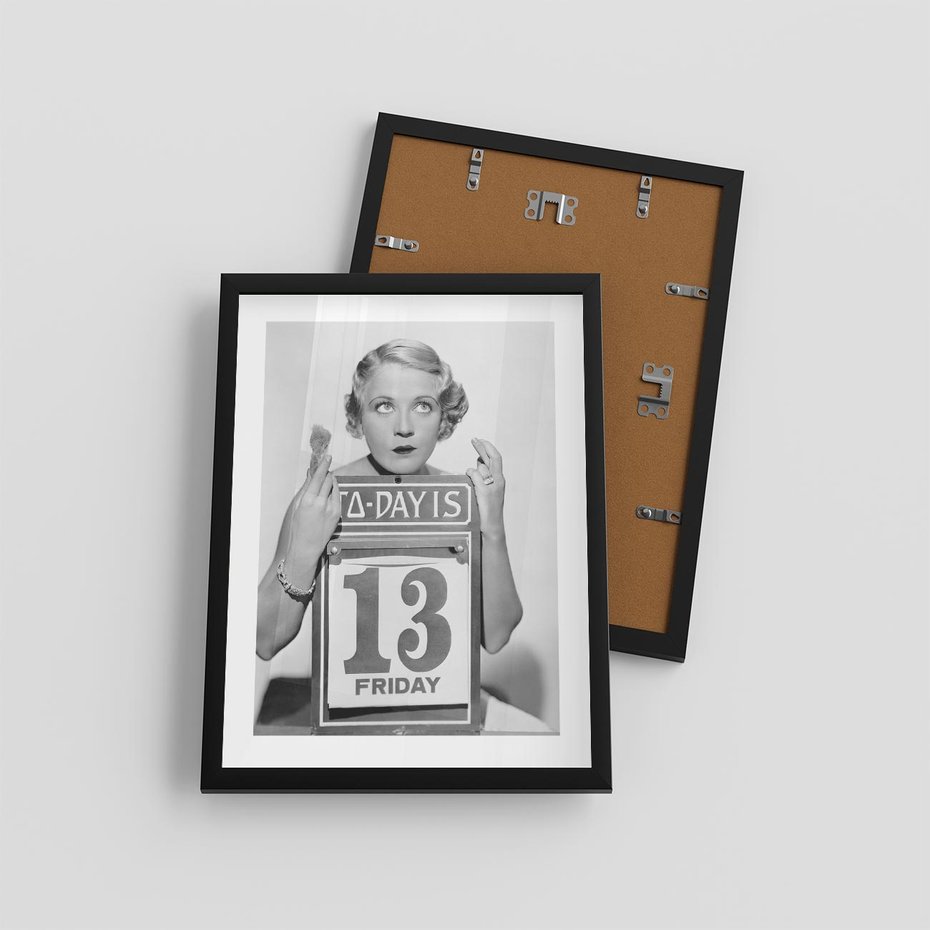 Plakat w ramie 30x40 - Czy to Pech - retro zdjęcie, czarno białe - rama czarna