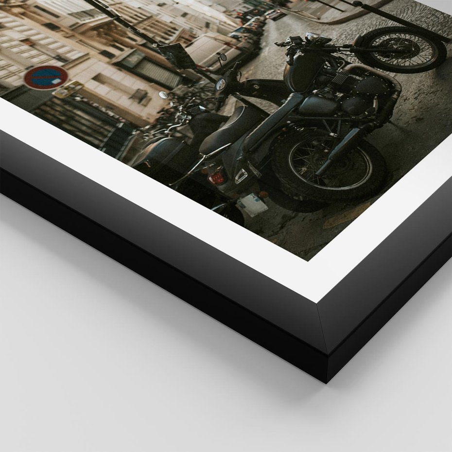 Plakat w ramie 40x50 - Ducha Przygody - motor, uliczka - rama czarna