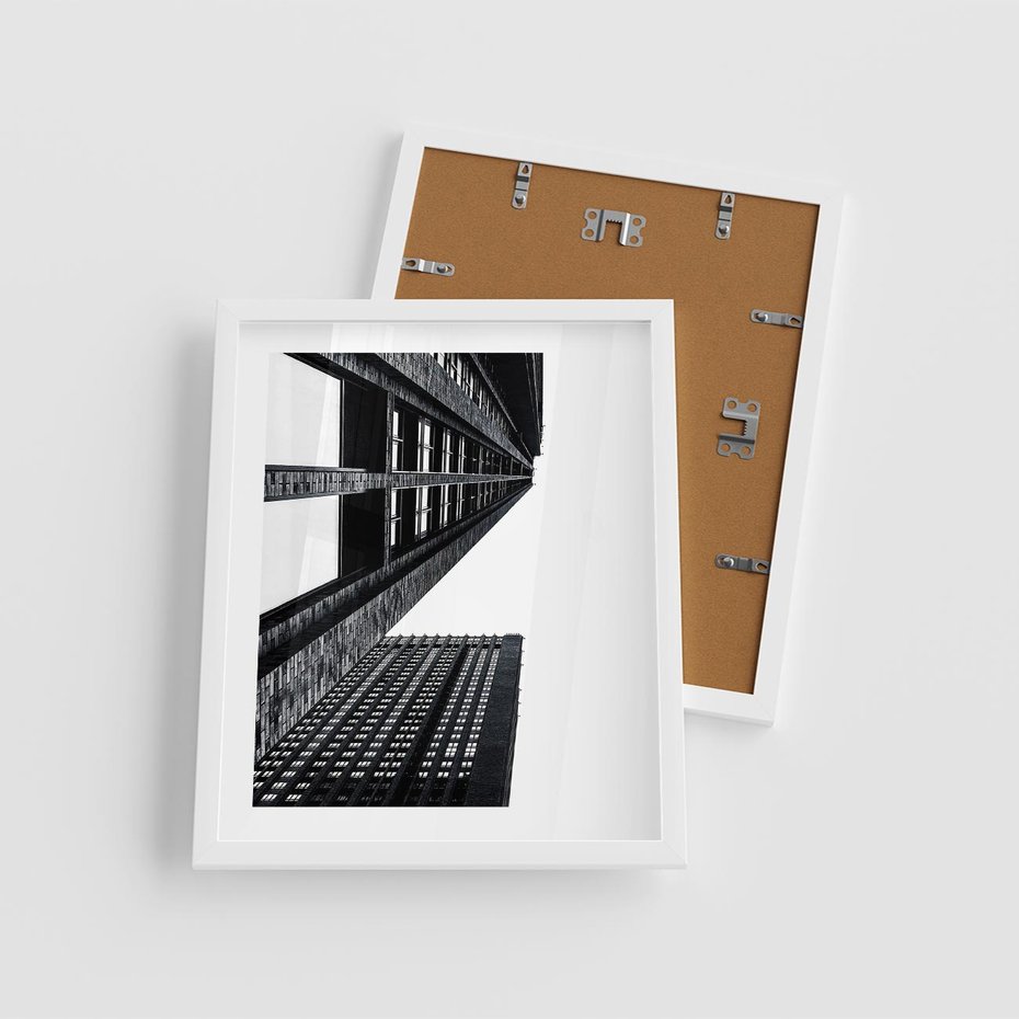 Plakat w ramie 40x50 - Geometryczna Asymetria - architektura, czarno białe zdjęcie - rama biała