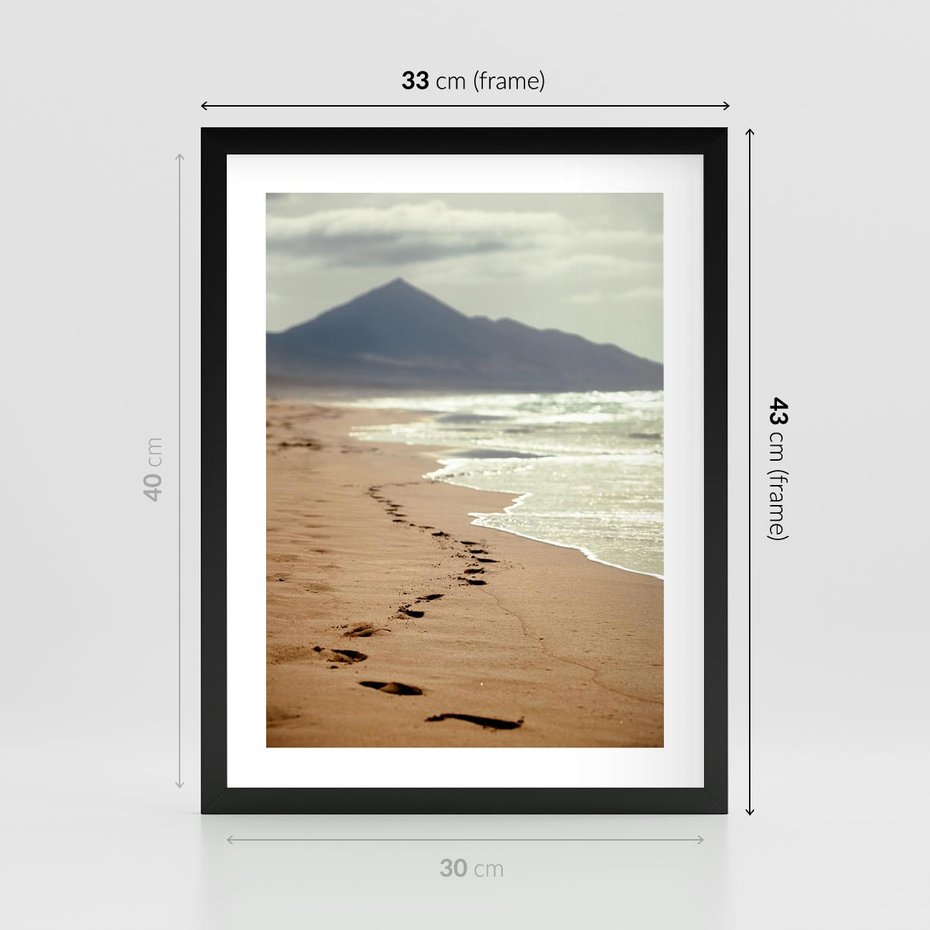 Plakat w ramie 30x40 - Ślady stóp na plaży - plaża, ślady - rama czarna