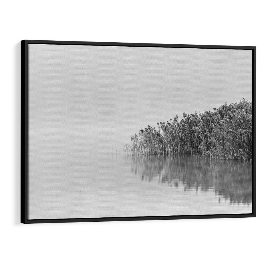 Obraz w ramie 70x50 - Mglisty Brzeg Jeziora - czarno białe zdjęcie, zamglone jezioro - rama czarna