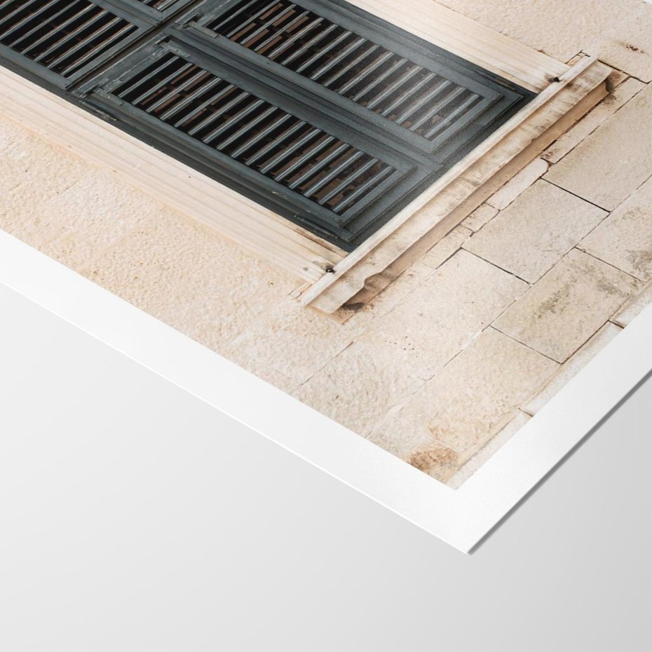 Plakat bez ramy 40x50 - Urok Starego Okna z Zielonymi Okiennicami - stare okno, kamienica