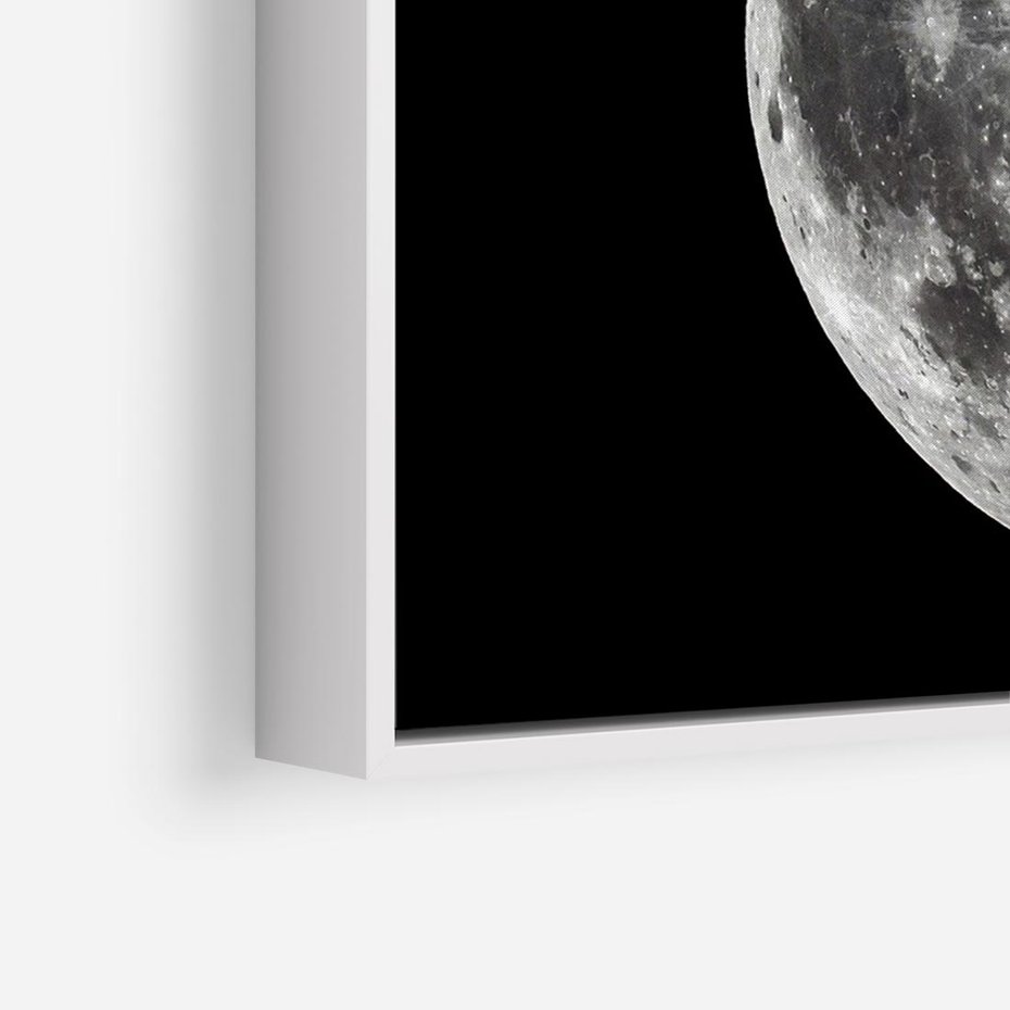 Obraz w ramie 70x50 - Księżycowa Aura - zdjęcie, ogromny księżyc na czarnym tle - rama biała