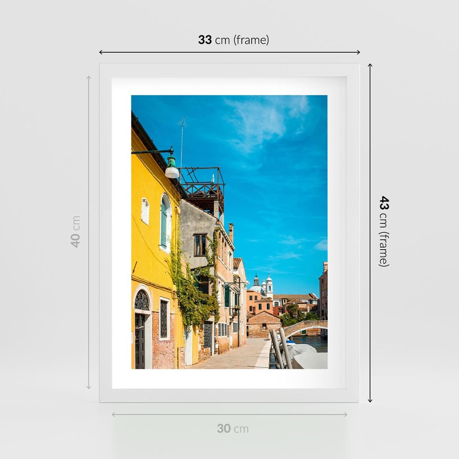 Plakat w ramie 30x40 - Przechadzka w Sercu Miasta - uliczka, perspektywa - rama biała