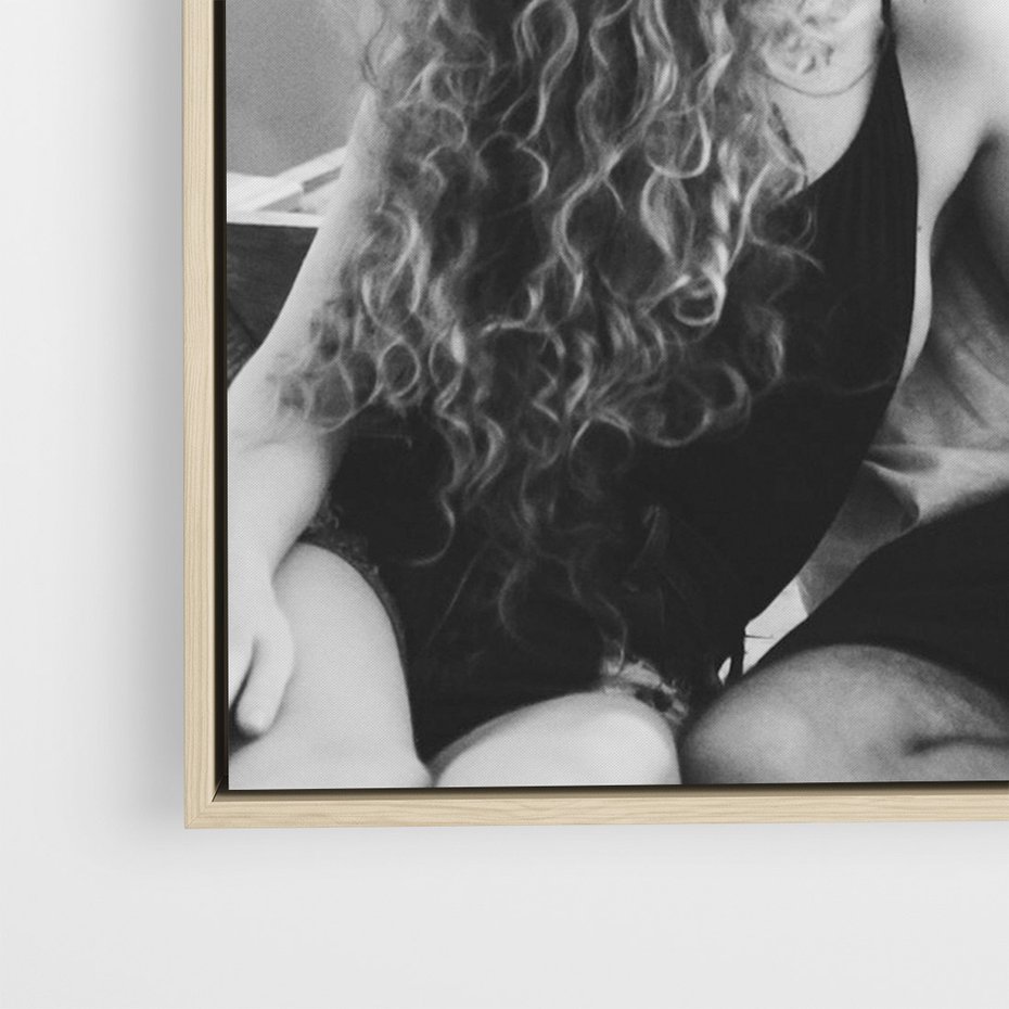 Obraz w ramie 50x70 - Księga mglistych marzeń - czarno biała fotografia, para zakochanych w łodzi - rama drewno