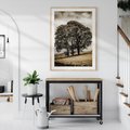 Plakat w ramie 50x70 - Spokojna Osamotniona Chwila - beżowe kolory, samotne drzewo na polu - rama drewno