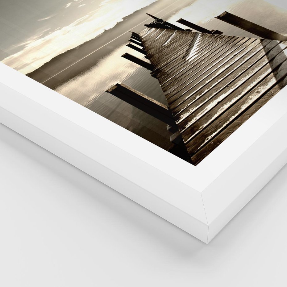 Plakat w ramie 30x40 - Mglisty poranek na pomostcie - pomost, mgła - rama biała